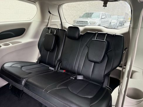 Used 2023 Chrysler Pacifica Touring-L FWD image 27