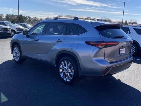 Used 2024 Toyota Highlander Limited image 4