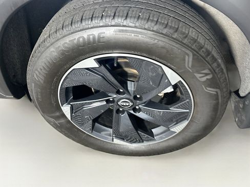 Used 2024 Nissan Rogue SV w/ SV Premium Package image 11