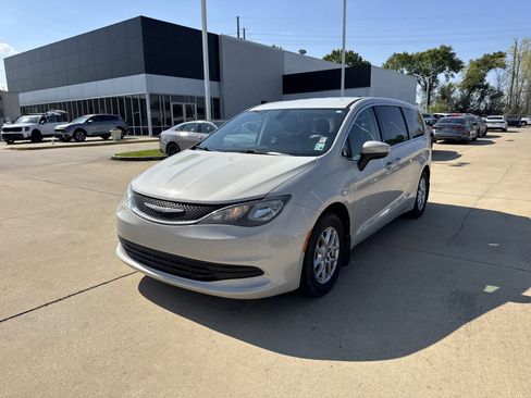 Used 2017 Chrysler Pacifica Touring image 3