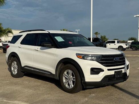 Certified 2024 Ford Explorer XLT RWD image 3