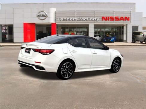 Used 2025 Nissan Sentra SR image 3