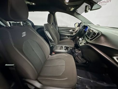 Used 2020 Chrysler Pacifica Touring w/ S Appearance Package FWD image 28