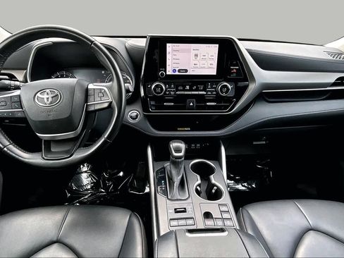 Used 2023 Toyota Highlander XLE AWD/4WD image 16