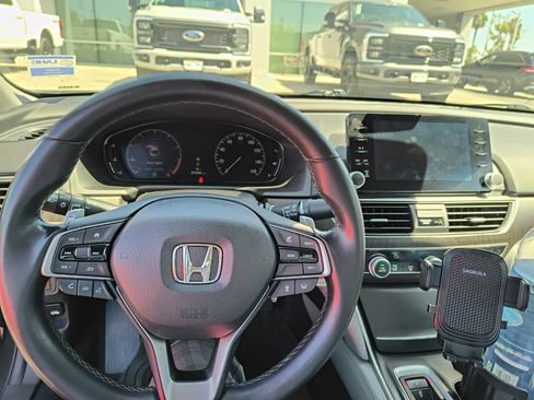 Used 2018 Honda Accord Touring image 2