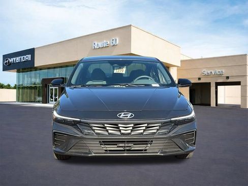 Used 2025 Hyundai Elantra SEL FWD image 2