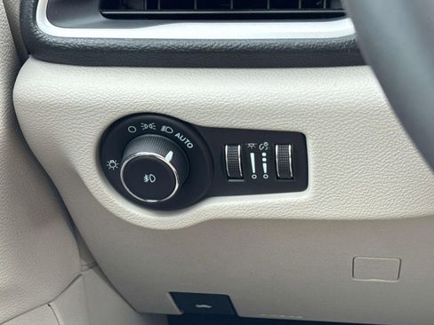 Used 2023 Chrysler Pacifica Touring-L AWD/4WD image 18