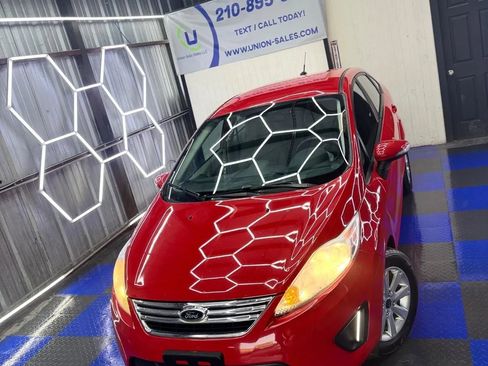 Used 2013 Ford Fiesta SE image 2