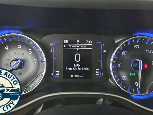 Used 2019 Chrysler Pacifica Touring Plus w/ Tire & Wheel Group FWD image 11