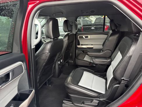 Used 2024 Ford Explorer XLT w/ Equipment Group 202A AWD/4WD image 18