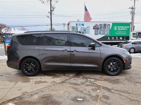 Used 2019 Chrysler Pacifica Touring-L Plus w/ S Appearance Package image 6