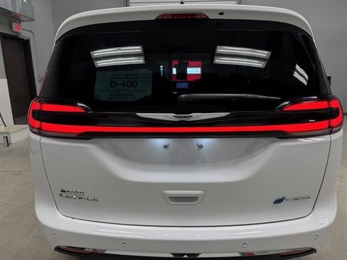 Used 2024 Chrysler Pacifica Select image 6