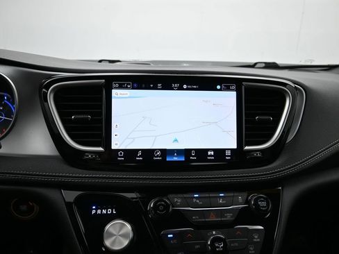 Used 2024 Chrysler Pacifica Select image 17