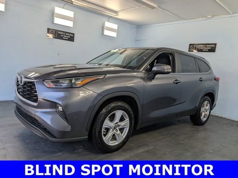 Used 2024 Toyota Highlander LE image 3