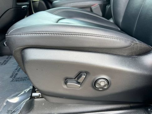 Used 2025 Chrysler Pacifica Select FWD image 11