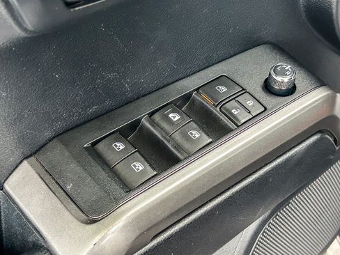 Used 2018 Toyota Tacoma SR5 RWD image 25