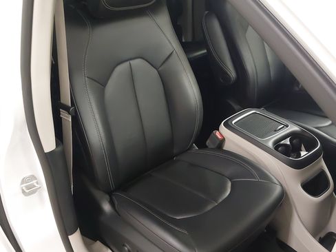 Used 2024 Chrysler Pacifica Touring-L w/ Uconnect Theater Family Group FWD image 27