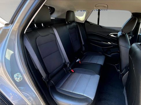 Used 2025 Chevrolet Trax LT w/ LT Convenience Package FWD image 27