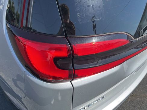 Used 2024 Chrysler Pacifica Touring-L FWD image 19