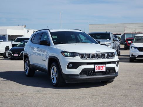 Used 2024 Jeep Compass Latitude AWD/4WD image 3