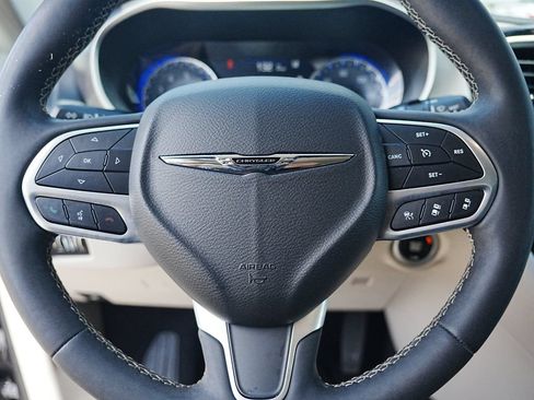 Used 2023 Chrysler Pacifica Touring-L FWD image 13