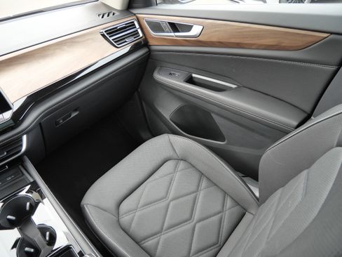 Used 2024 Volkswagen Atlas SE w/ Panoramic Sunroof Package image 11