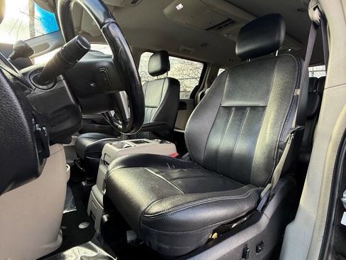 Used 2014 Chrysler Town & Country Touring FWD image 12