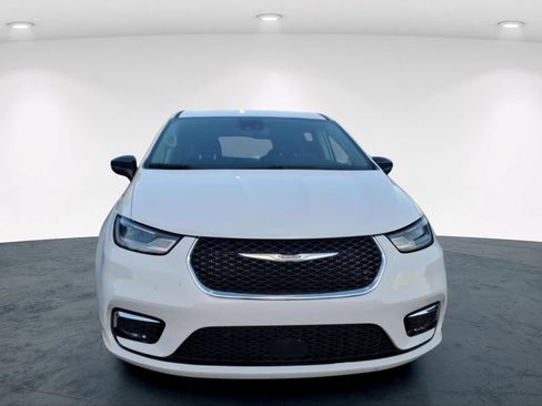 Used 2024 Chrysler Pacifica Touring-L FWD image 8