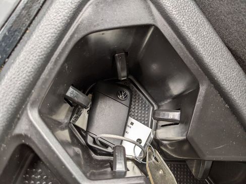 Certified 2025 Volkswagen Taos SE image 19