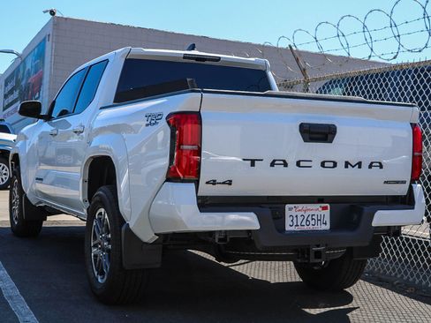 Used 2025 Toyota Tacoma TRD Sport AWD/4WD image 9