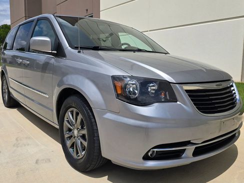Used 2015 Chrysler Town & Country S w/ Driver Convenience Group FWD image 5