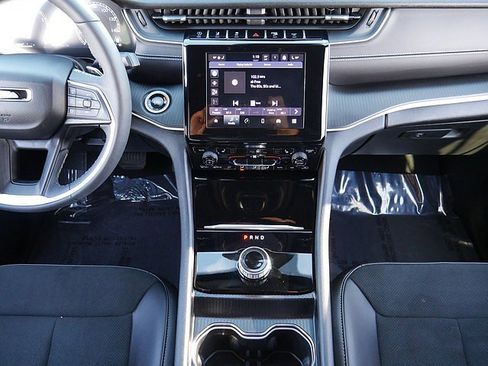 Used 2025 Jeep Grand Cherokee Altitude image 20