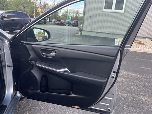 Used 2015 Toyota Camry SE FWD image 34