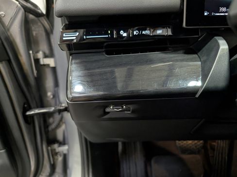 Used 2024 BMW 530i xDrive image 21