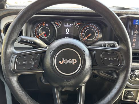 Used 2025 Jeep Gladiator Sport image 17
