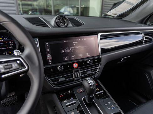 Certified 2026 Porsche Macan AWD/4WD image 31