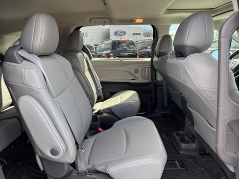 Used 2021 Toyota Sienna XLE AWD/4WD image 17