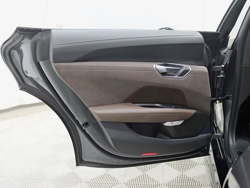 Used 2023 Audi e-tron GT Prestige image 38