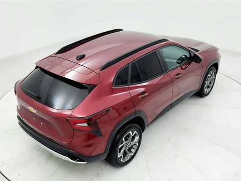 Used 2025 Chevrolet Trax LT w/ LT Convenience Package FWD image 17