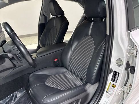 Used 2019 Toyota Camry SE FWD image 14