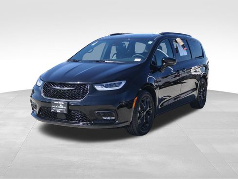 Used 2025 Chrysler Pacifica Limited image 6