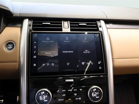 Used 2025 Land Rover Discovery Metropolitan Edition image 49