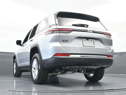 Used 2024 Jeep Grand Cherokee Laredo X image 59