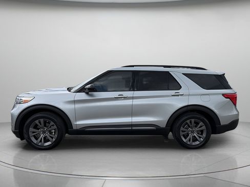 Certified 2022 Ford Explorer XLT w/ Equipment Group 202A RWD image 5