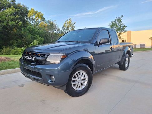 Used 2014 Nissan Frontier SV RWD image 2