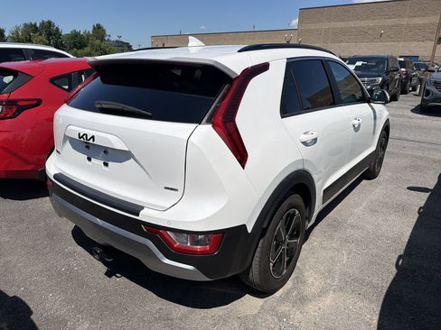 Used 2024 Kia Niro EX w/ EX Cold Weather Package FWD image 6