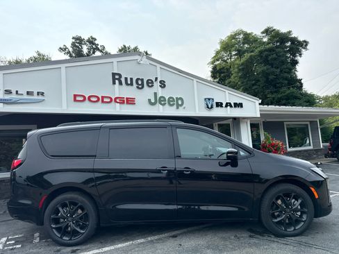 New 2027 Chrysler Pacifica Limited AWD/4WD image 2