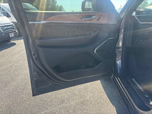 Used 2023 Jeep Grand Cherokee L Summit AWD/4WD image 11
