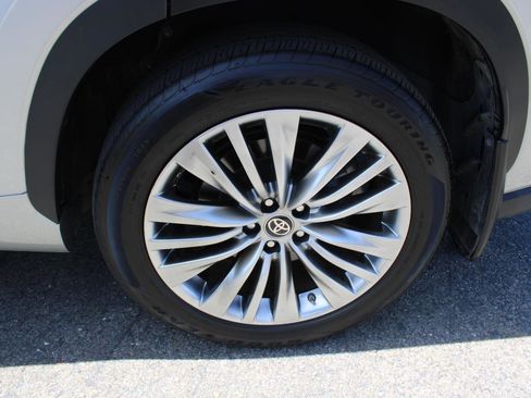 Used 2024 Toyota Highlander Platinum image 12