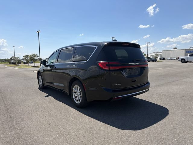 Used 2023 Chrysler Pacifica Touring-L FWD image 3
